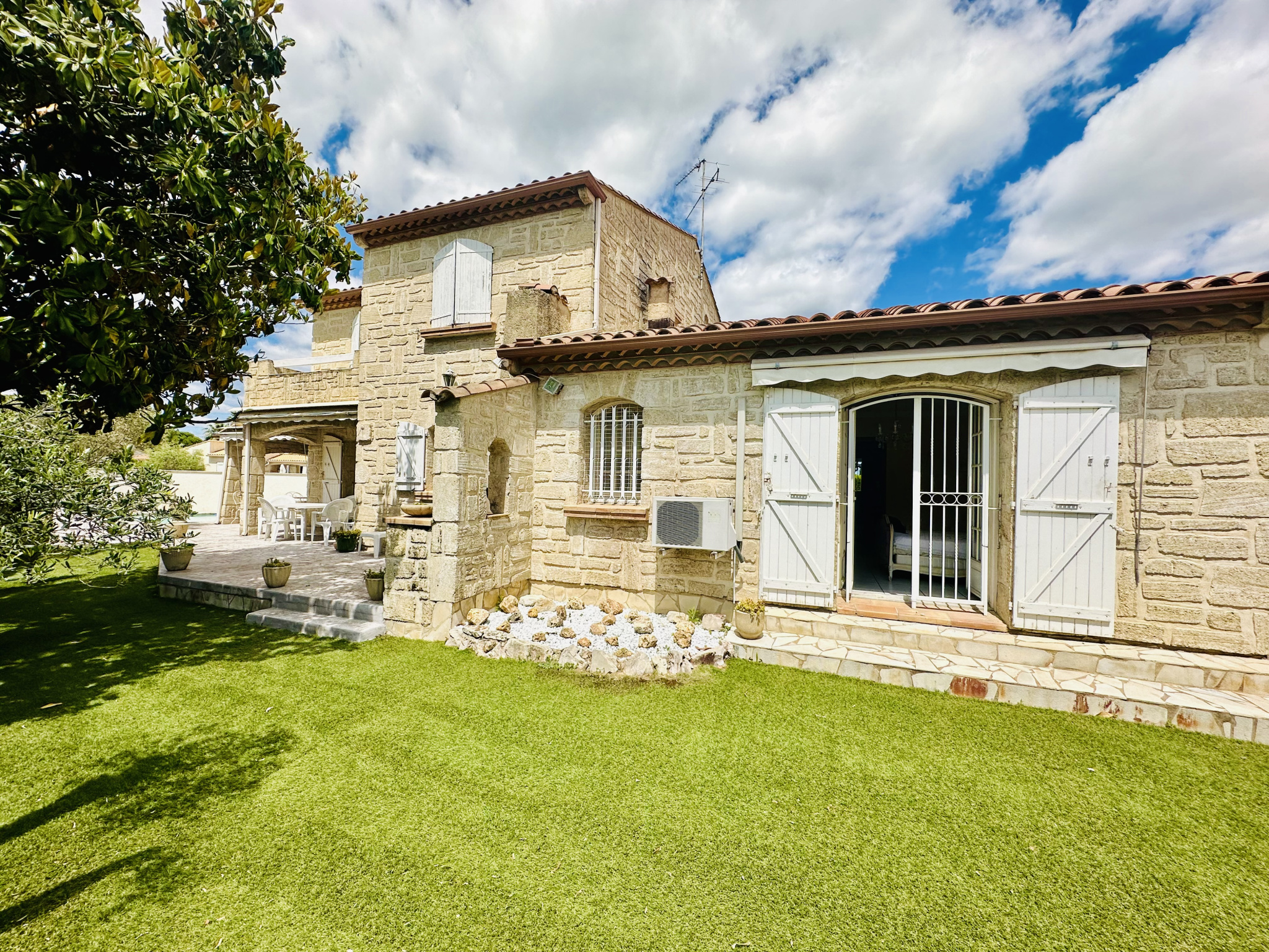 EXCLUSIVITE LATTES DEMEURE INDEPENDANTE DE 190M2 SUR 815M2, CLIM, PISCINE, SECTEUR PRISE A 100M DU TRAM