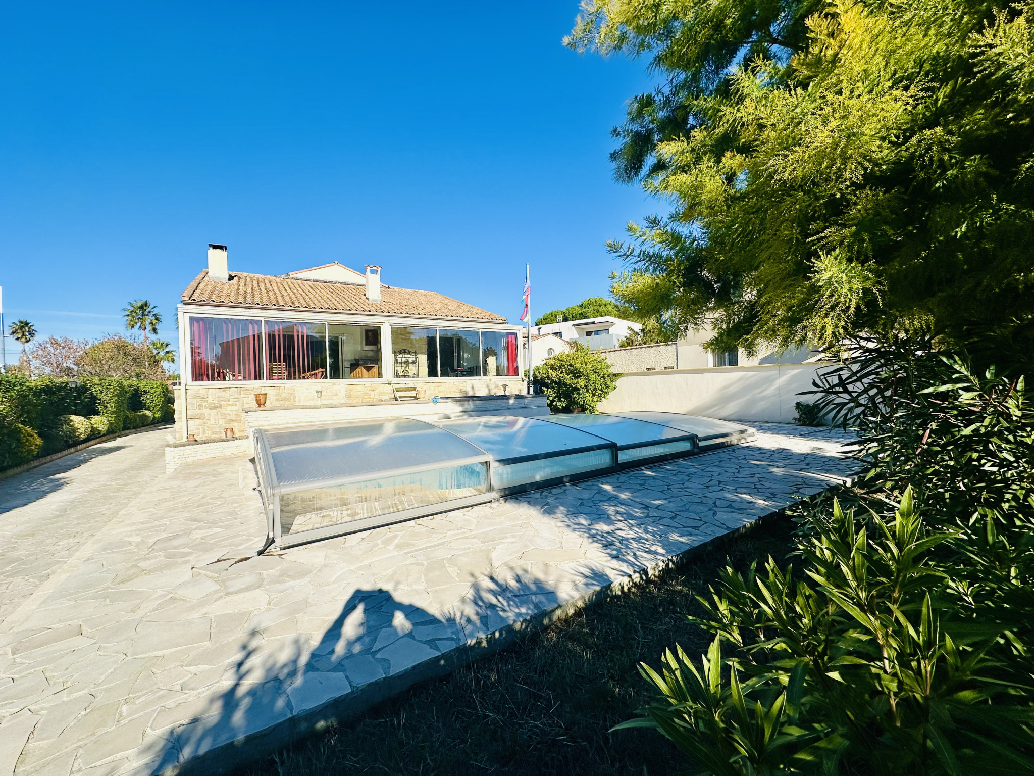 EXCLUSIVITE LATTES CENTRE - SUPERBE VILLA 180M2 SUR UN TERRAIN DE 1.000M2 SANS VIS-A-VIS A 200M DU TRAM