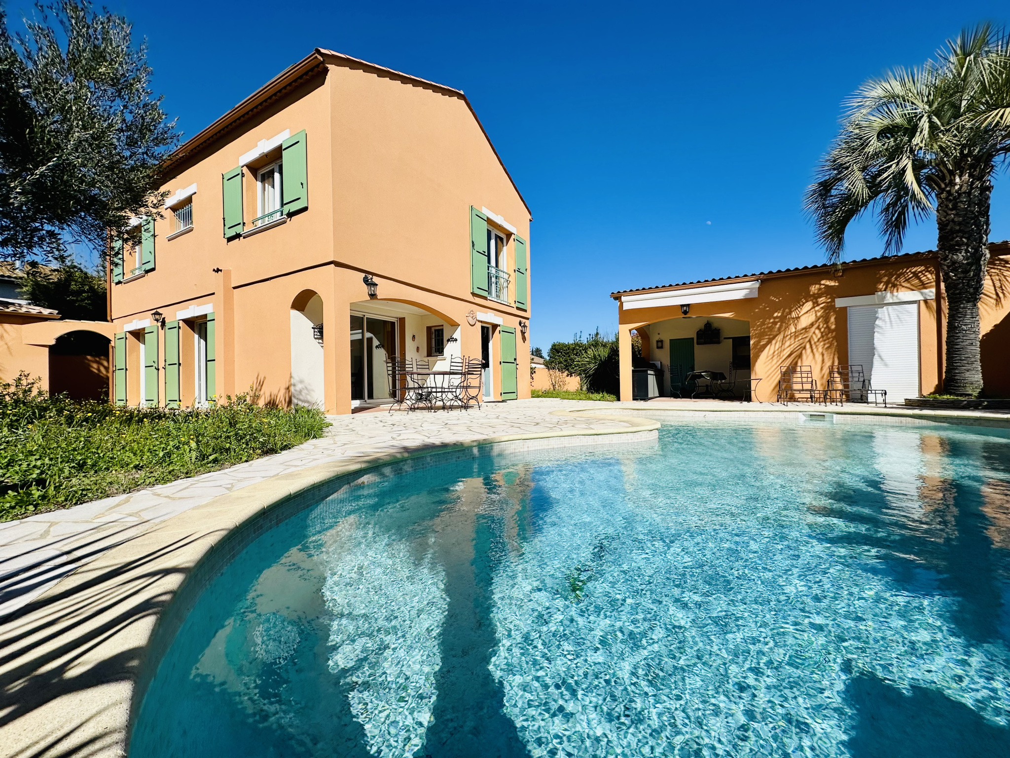 MAS CONTEMPORAIN  PREMIUM - LATTES CENTRE 155M2 SUR 590M2 DE TERRAIN AVEC PISCINE A 200M DU TRAM