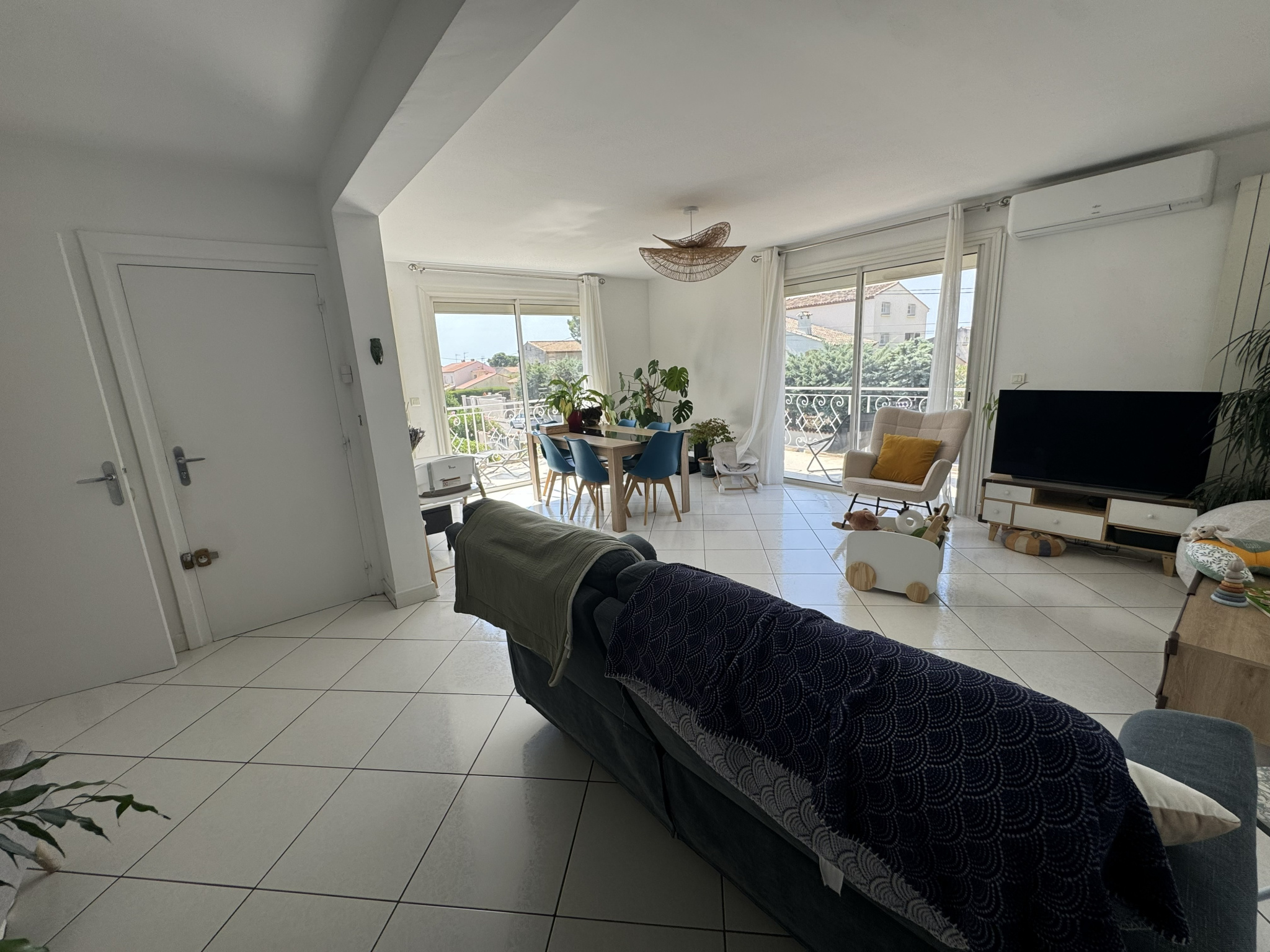 PEROLS - Appartement F4, de 80m2 avec jardin privé, et 25m2 de terrasse au calme