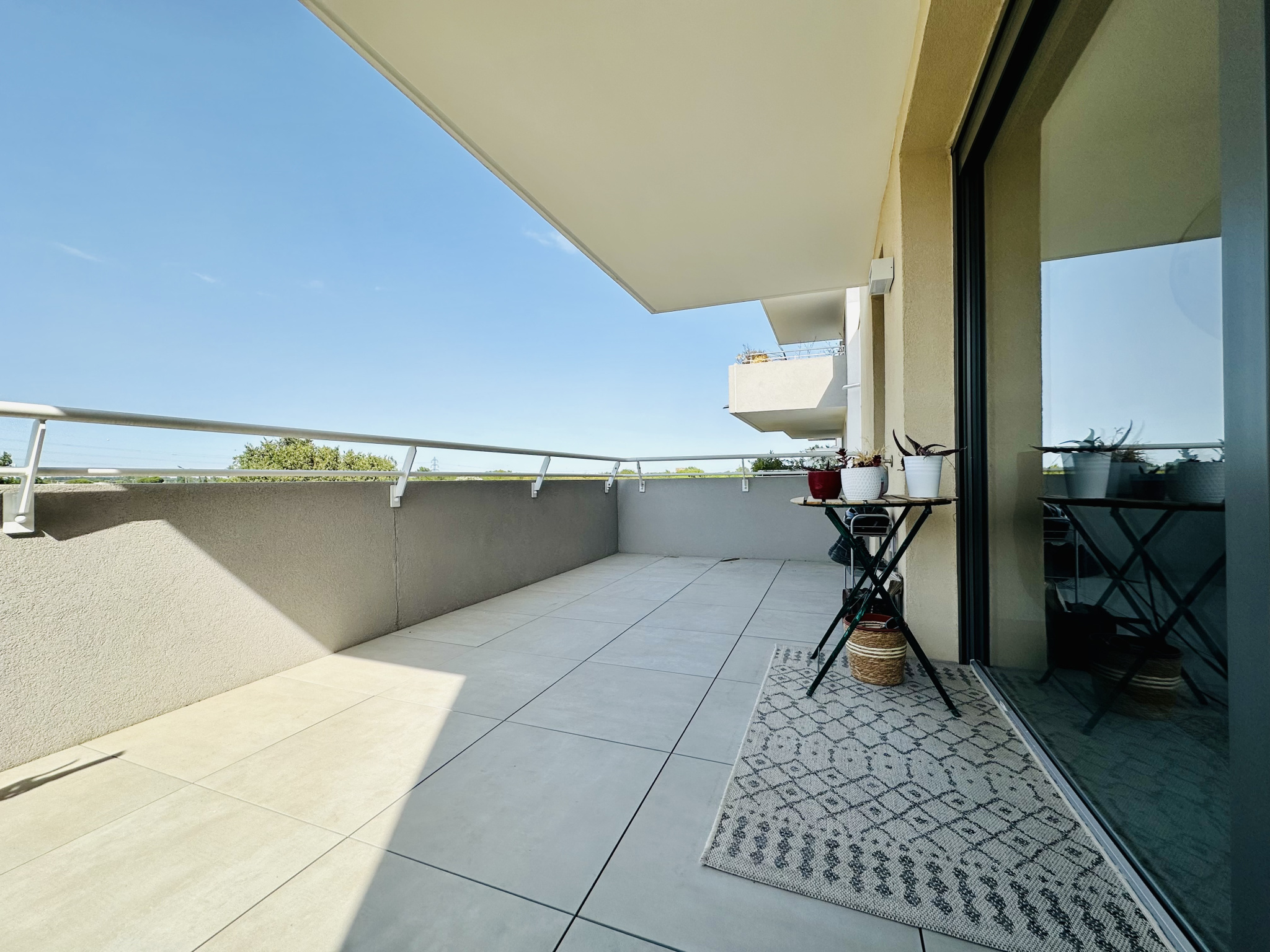 - LATTES - LUMINEUX T2 DE 42M2  TERRASSE, DOUBLE PARKING, IMMEUBLE DE HAUT STANDING A 50M DU TRAM ET COMMERCES