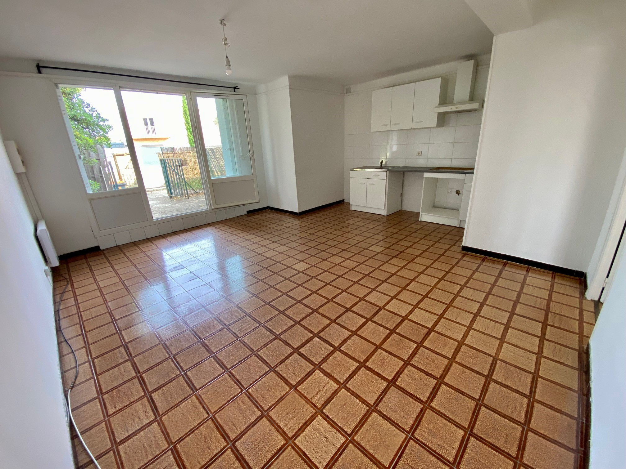 LATTES CENTRE - Appartement F2 de 40m2  avec jardin dans une villa.